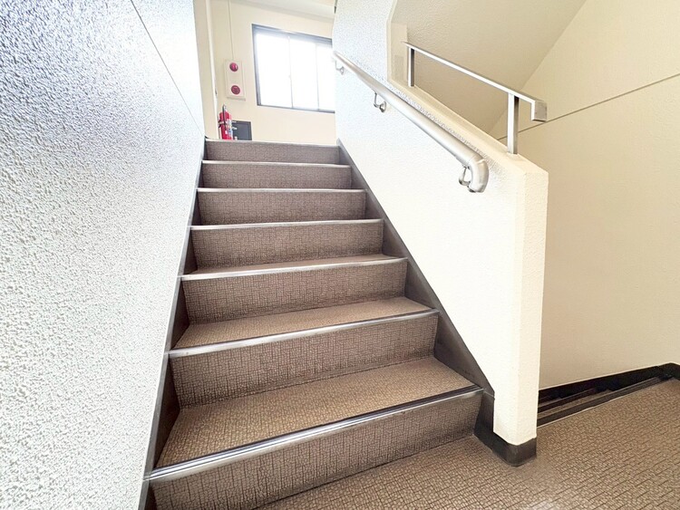 その他 共用部の階段です。明るく清潔に管理されています。