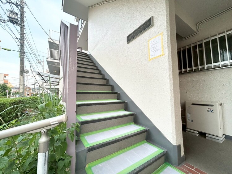 その他 共用部の階段です。明るく清潔に管理されています。