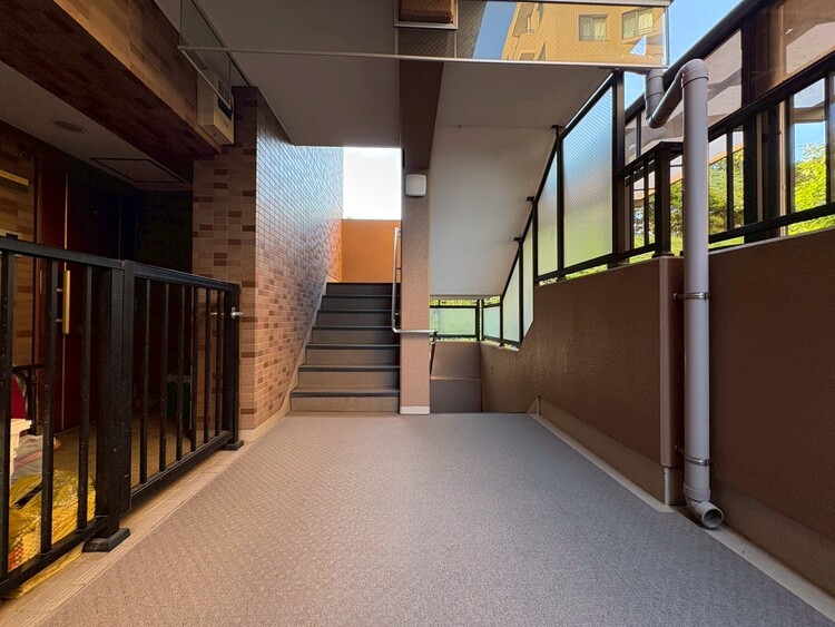 その他 共用部の階段です。明るく清潔に管理されています。