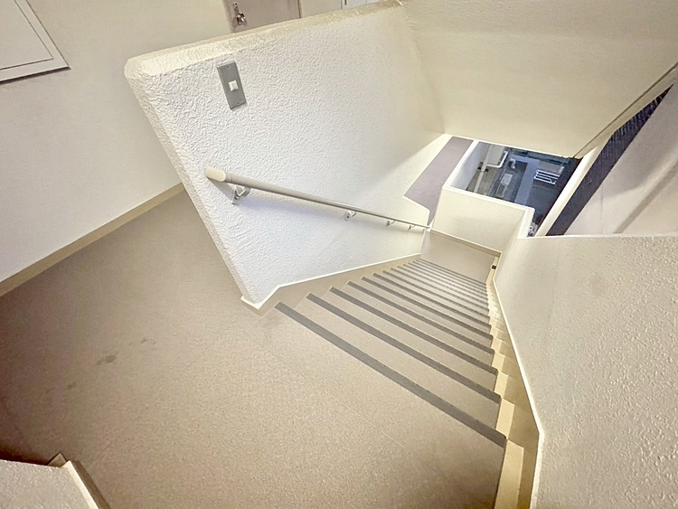 その他 共用部の階段です。明るく清潔に管理されています。