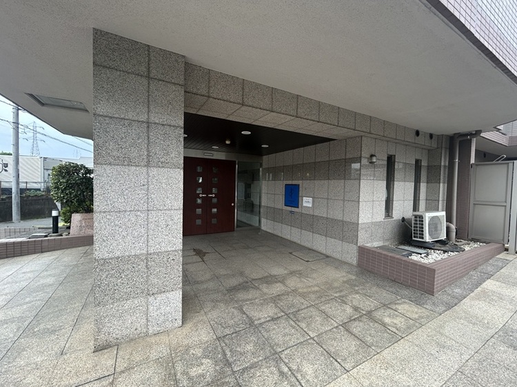 その他 館内は静寂な中が保たれており、管理が行き届いている印象を受けました。重厚感溢れるエントランスは、マンションの一つの特徴でもあります。
