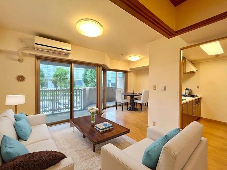 その他 ※家具配置は加工しております通風・採光に優れ、心地よい光と風が溢れています。 贅沢で豊かな居住性と、安心感を満たすクオリティが見事に調和した住空間。