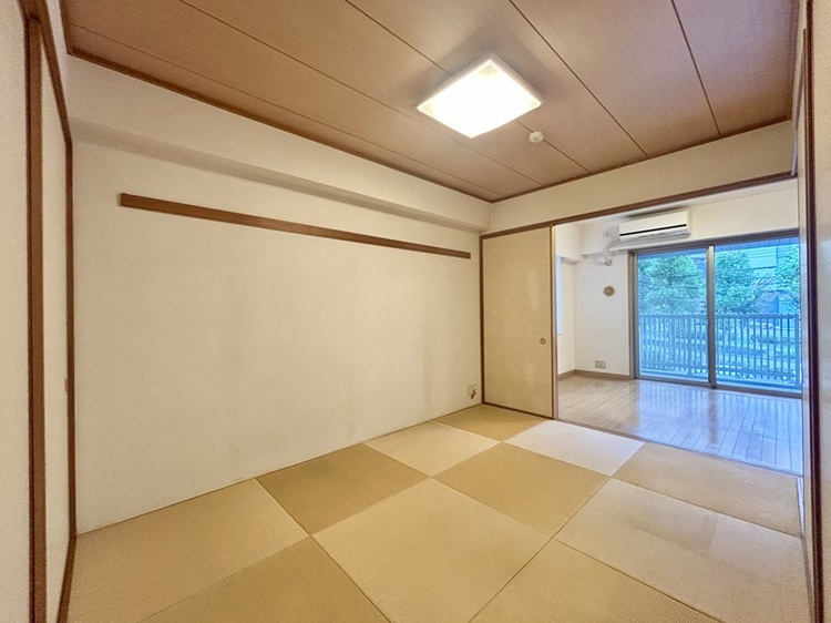 その他 畳の素材であるイ草は、断熱性・保温性に優れ、湿気を吸収してくれます。さらに森林の香りの源といわれる成分フィトンチッドが含まれているので、室内にいながら森林浴の効果を得られます。