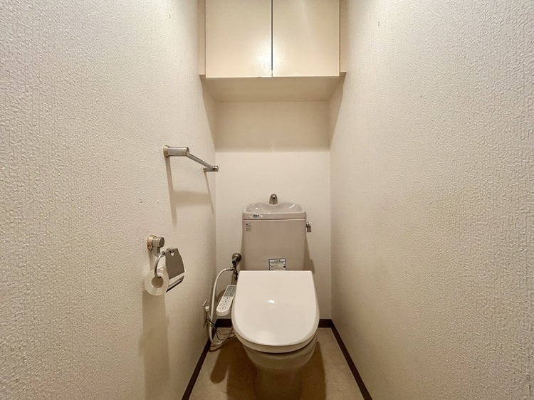 その他 白を基調とした清潔感の高いお手洗い。上部に収納もついておりますので、とても便利です。