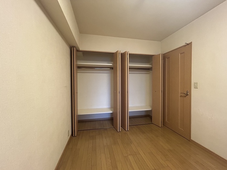 その他 壁面クローゼットのメリットは、衣類が横一列に並ぶためひと目で洋服が選びやすいこと。衣類をたくさんお持ちの方も、限られたスペース内に無理なく収納することができます。