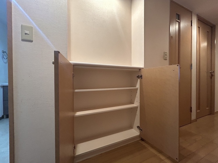 その他 廊下に設けられたキャビネット。書籍や小物類など収納できます。