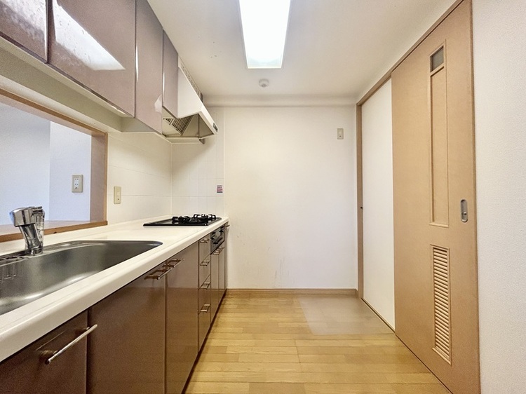 その他 余裕あるスペース。カウンターキッチンなら、リビングで遊ぶお子様の様子を見ながら料理ができるので安心です。料理を運んでもらったり、お手伝いしてもらうのもいいですね♪