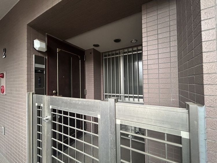 その他 玄関ポーチ付き。ベビーカーや折りたたみ自転車なども置けて便利です。