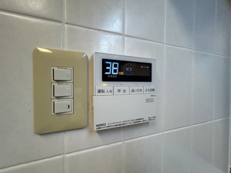 その他 キッチンに設置された見やすい画面で操作しやすい給湯パネルです。キッチンにいながらお風呂の湯沸かしや湯はりもできて大変人気です。