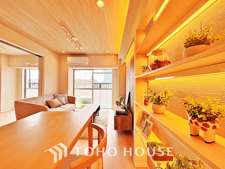 内装 【living】居心地のいい暮らしには欠かせない眩い採光。ゆったりとした幅の窓からこの空間に降り注ぐ採光が絶えない。明るいリビングこそ居心地のいい暮らしが待っているのだと思う。