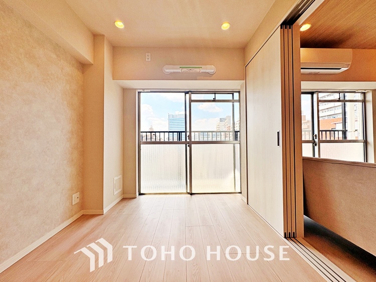 内装 風の通り道。舞い込んでくる風が優しく躍り、室内に爽やかな空気を運んでくる。そこに季節の息吹を感じて、いまがどんな季節なのかを実感する。