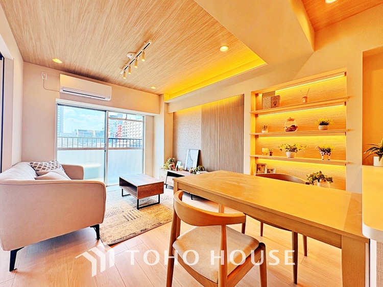 内装 叶えたかったのは落ち着きのあるナチュラルな風合い、そして開放感があるリビング。優雅な気分に浸れる幸せな時間を家族が自然と集まりたくなるこの空間で。