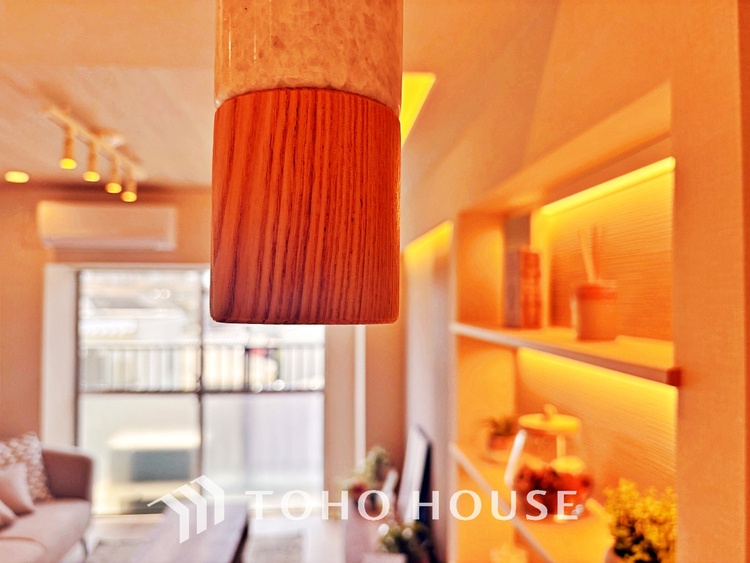 内装 ◆サンサンと◆差し込む太陽の光がこのリビングに笑いをもたらす。ソファの上のクッションがポカポカした暖気にぬくぬくと微睡んでいる。