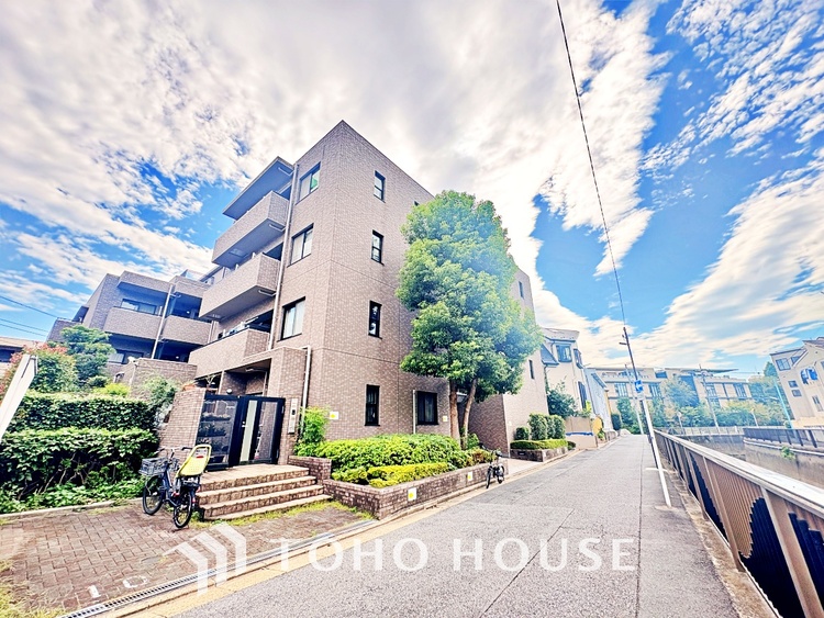 外観 漂う上質な空気感、マンションに入れば「おかえりなさい」と笑顔で迎えてくれるエントランス。最良の心配りを感じるマンションでした。