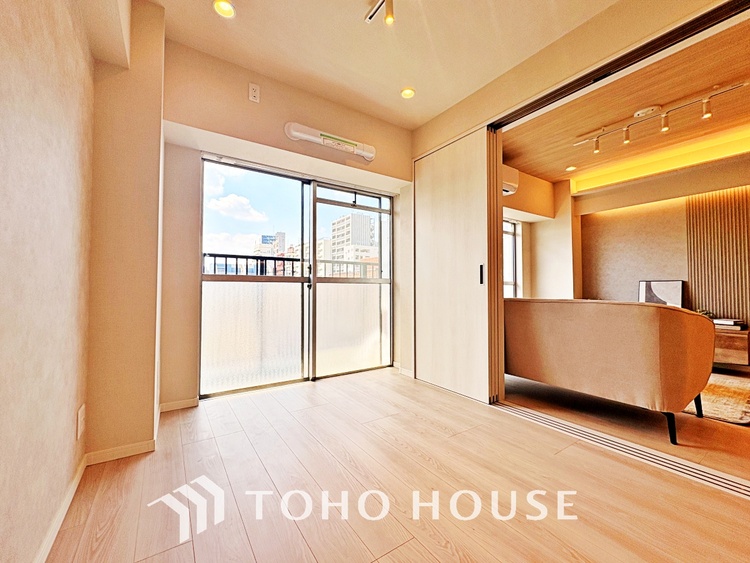 内装 使いやすく、明るい洋室に仕上がります。子供部屋や趣味のお部屋にご利用できます。ご自身で家具などを配置し、素敵な空間を創り上げられます。