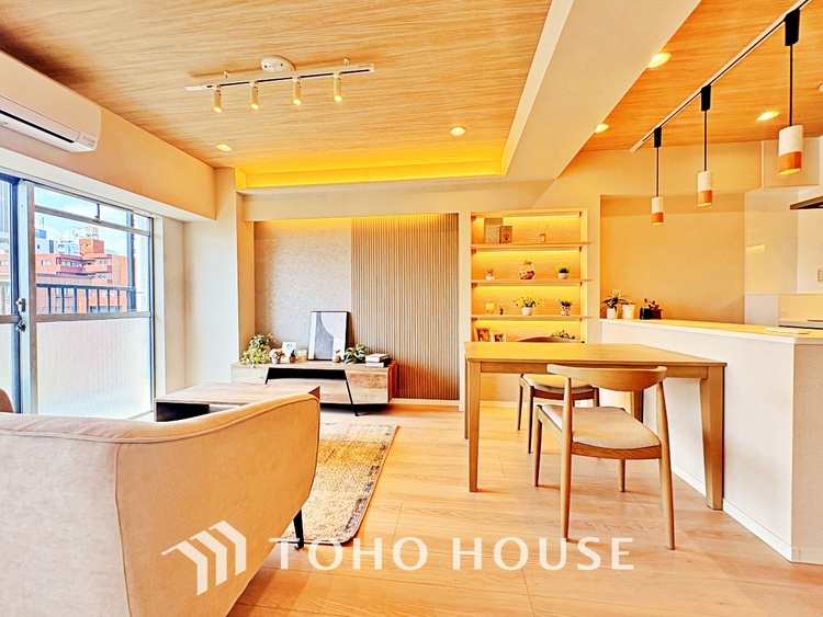 内装 ◆瀟洒な空間◆落ち着きのある彩が見事に調和させた瀟洒な空間を演出。ここに集まる家族の会話と笑顔が絶え間なく続く幸せな空間。