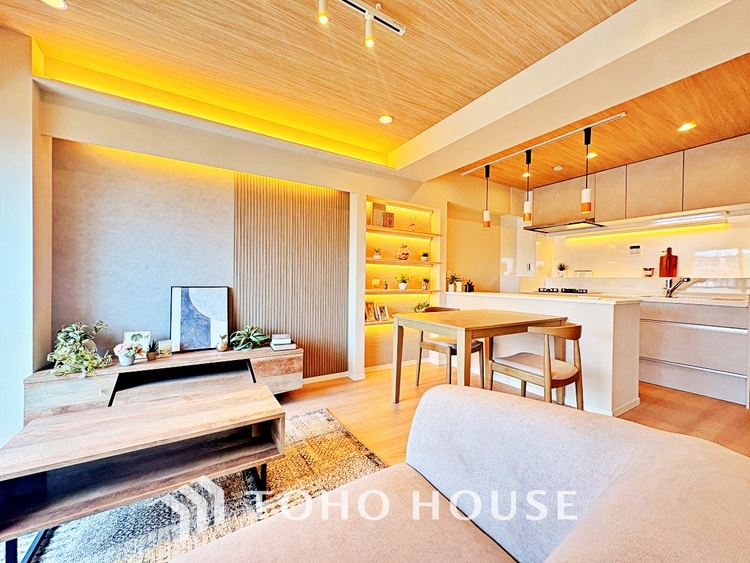 内装 ここはみんなが集い、食事と楽しい会話が始まる場所。話に夢中になりすぎて、ついつい時を忘れ、夜半過ぎになってしまう。そんな束の間の幸せを感じさせてくれます。