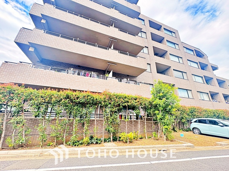 外観 【living】居心地のいい暮らしには欠かせない眩い採光。ゆったりとした幅の窓からこの空間に降り注ぐ採光が絶えない。明るいリビングこそ居心地のいい暮らしが待っているのだと思う。