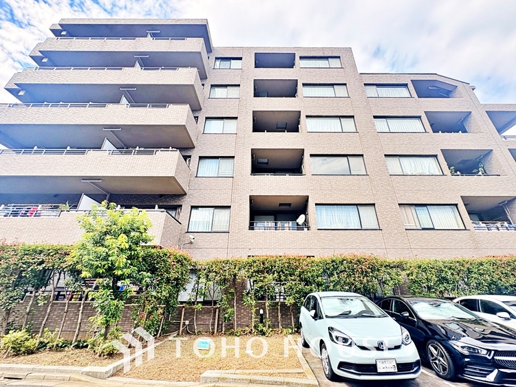 駐車場 風の通り道。舞い込んでくる風が優しく躍り、室内に爽やかな空気を運んでくる。そこに季節の息吹を感じて、いまがどんな季節なのかを実感する。