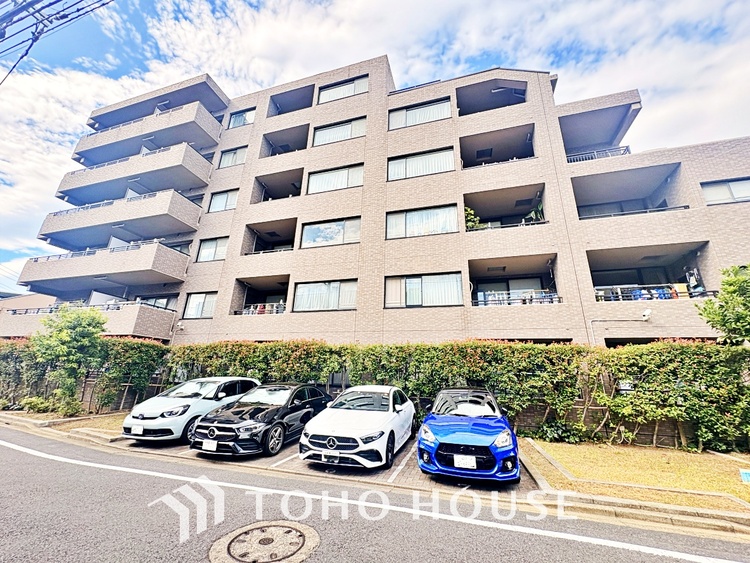 その他 【浴室】《一日の疲れを落としてくれる場所は、落ち着く場所でなければならない》　高級感溢れるカラーと大きさ・柔らかな曲線で構成された半身浴も楽しめるバスタブが心地よさをもたらします。