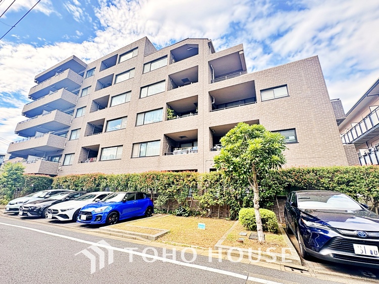 外観 清潔感あるホワイト調のクロスと温もり溢れるモダンカラーの床材が見事に調和した本邸宅は、毎日の生活を少しでも快適に過ごして頂ける様に落ち着いた雰囲気作りから行っています。