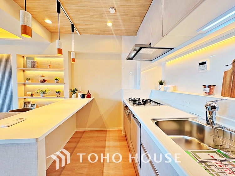 キッチン 手元の収納から、足元の収納までが全てスライド式で、奥のスペースまで有効に活用できます。奥まで上から見渡せるので、たまにしか使わない調理器具もサッと取出せます。