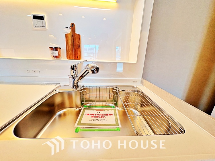 キッチン ◆愛育◆キッチンは家族の絆を育む大切な空間。シンプルで使い易いSystemKitchenで愉しく作る料理は愛情のある美味しいご馳走に。家族で使える広々としたダイニングキッチンです。