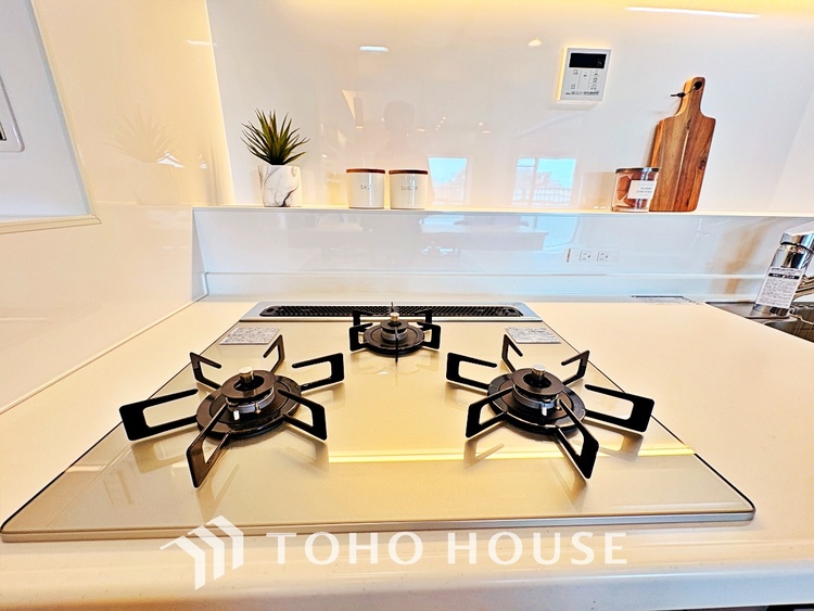 キッチン キッチンは家族の絆を育む大切な空間。シンプルで使い易いシステムキッチンで愉しく作る料理は愛情のある美味しいご馳走に。家族で使えるダイニングキッチンです。