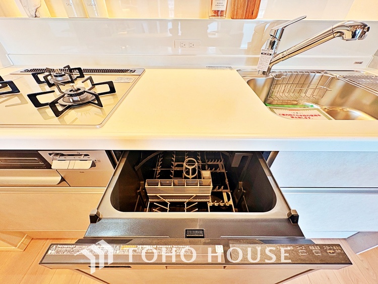 キッチン 広々としたキッチンのシンクは、料理の準備と片付けを楽にし、使いやすさを最大限に引き立てます。