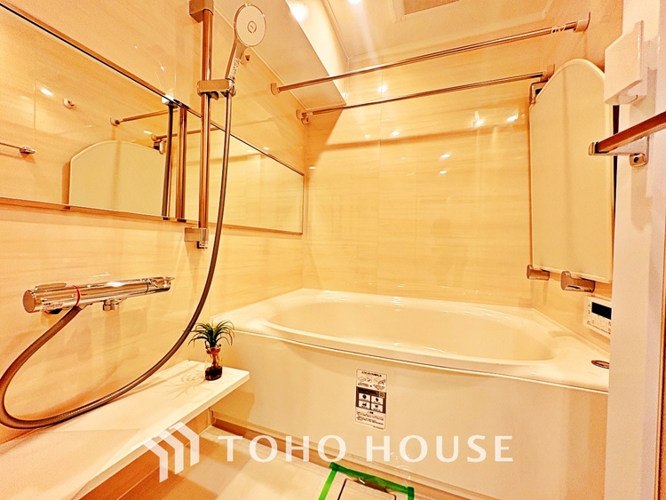 風呂 【浴室】《一日の疲れを落としてくれる場所は、落ち着く場所でなければならない》　高級感溢れるカラーと大きさ・柔らかな曲線で構成された半身浴も楽しめるバスタブが心地よさをもたらします。