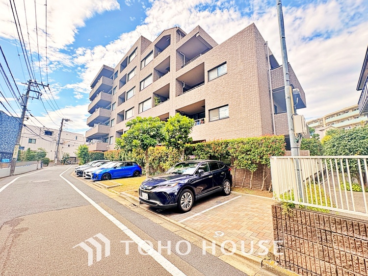 その他 ◆サンサンと◆差し込む太陽の光がこのリビングに笑いをもたらす。ソファの上のクッションがポカポカした暖気にぬくぬくと微睡んでいる。