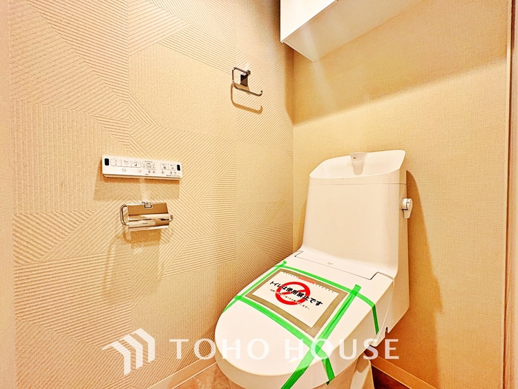 トイレ 清潔感あるホワイト調のクロスと温もり溢れるモダンカラーの床材が見事に調和した本邸宅は、毎日の生活を少しでも快適に過ごして頂ける様に落ち着いた雰囲気作りから行っています。