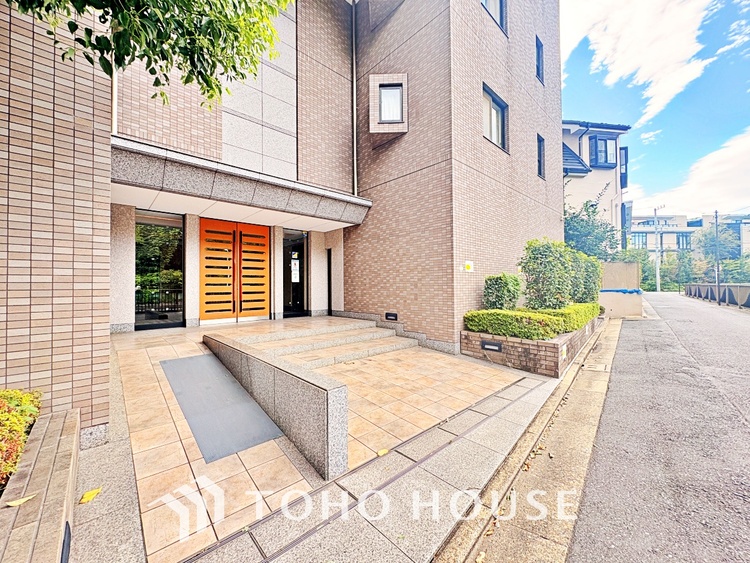 エントランス キッチンは家族の絆を育む大切な空間。シンプルで使い易いシステムキッチンで愉しく作る料理は愛情のある美味しいご馳走に。家族で使えるダイニングキッチンです。