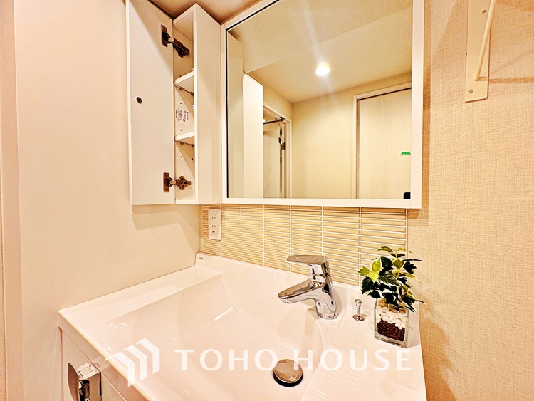 洗面 気持ちの良い朝をつくりだし、夕方には笑顔を取り戻させてくれるミラー。パウダールームはいつでも本来の自分を取り戻せる空間。明るく仕上げてあります。