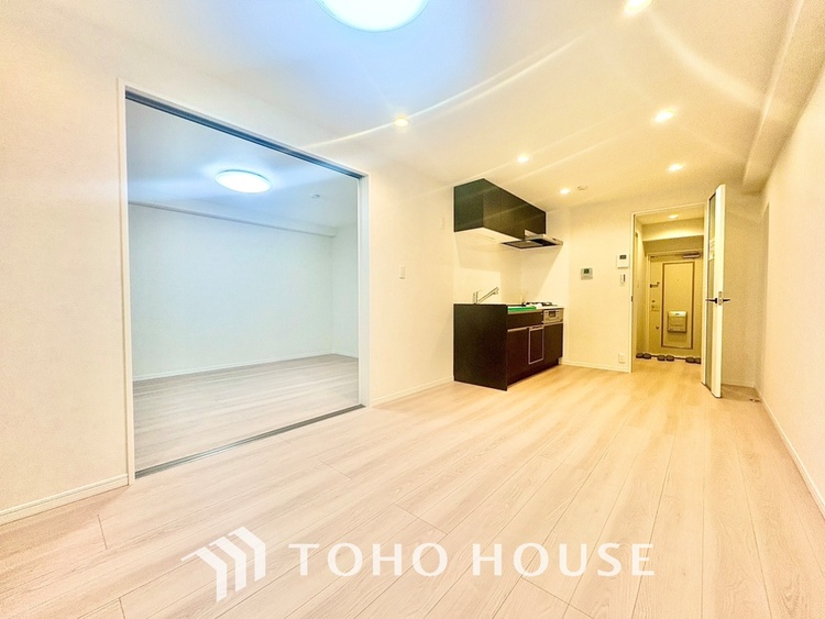 内装 ◆木漏れ日◆の様な採光が優しく足元を照らし、心地いい暮らしの道しるべを写し出す。この空間で過ごす家族との語らいの時間がとても素敵で幸せを感じるかもしれない。