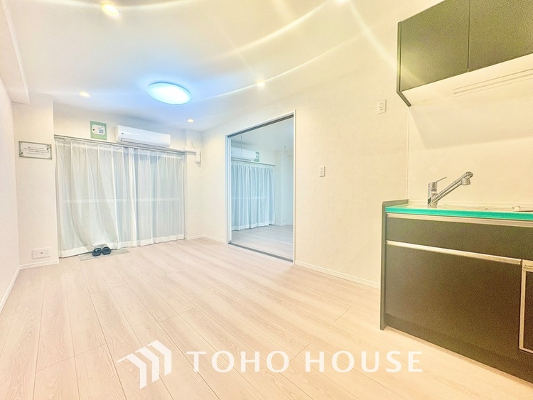 内装 ◆リビング◆たくさんの窓から注ぐ太陽の光。時間の経過とともに光と影のコントラストがこの空間のムードを変え、部屋に変化と温もりをもたらしてくれる。