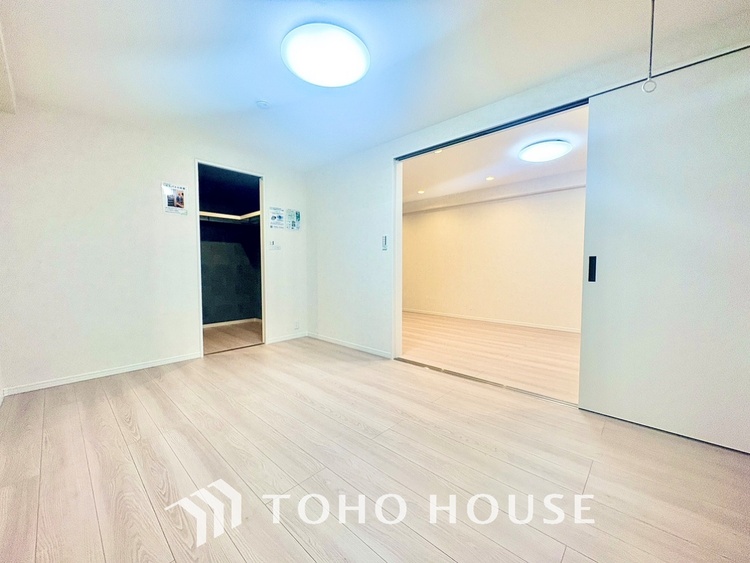 内装 ◆色彩◆この空間に放たれた光は華美なまでに演出されたデザイン。流れる時をより芳醇なコーヒーの様な色彩奏でるアダージョ。そして情景豊かな作品のような暮らしがイメージできる。