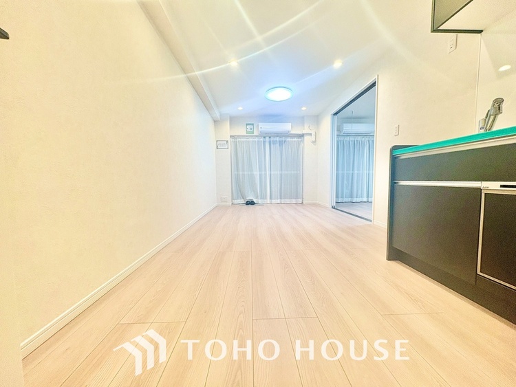 内装 ◆今宵の食卓◆ダウンライトに反射するグラスを眺めながらワインを注ぐ。トクトクと心地いい音をさせながら、フランスの古城を思わせる薫りがたちこめ、とても幸せな時を過ごせる。