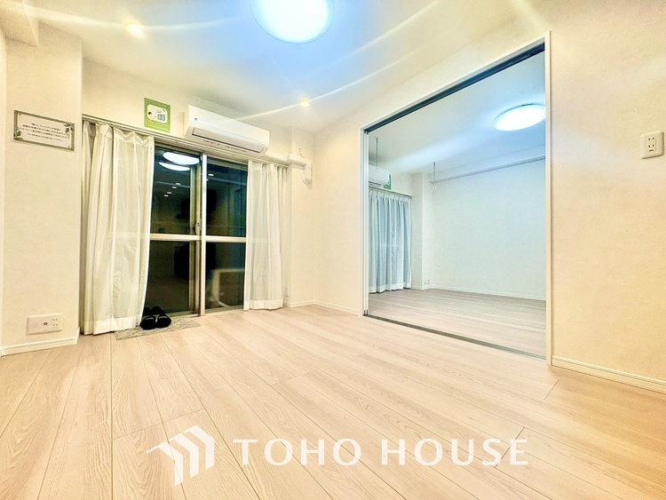 内装 ◆窓を開けると◆冷涼な風、そよぐリビング。だんらんの場所はここから始まり、ここで終わる。家族の笑顔が集う素敵な場所だから、こだわり抜いた思いが詰まっているのだと思う。