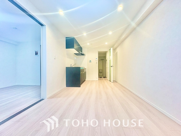 内装 ◆リビング◆そこには目を輝かせ笑顔で見つめてくれる君がいて、「おかえり」の言葉がこだまする。何気ない日々の挨拶は僕にとっては幸せで、同時に君の瞳にも恋している。