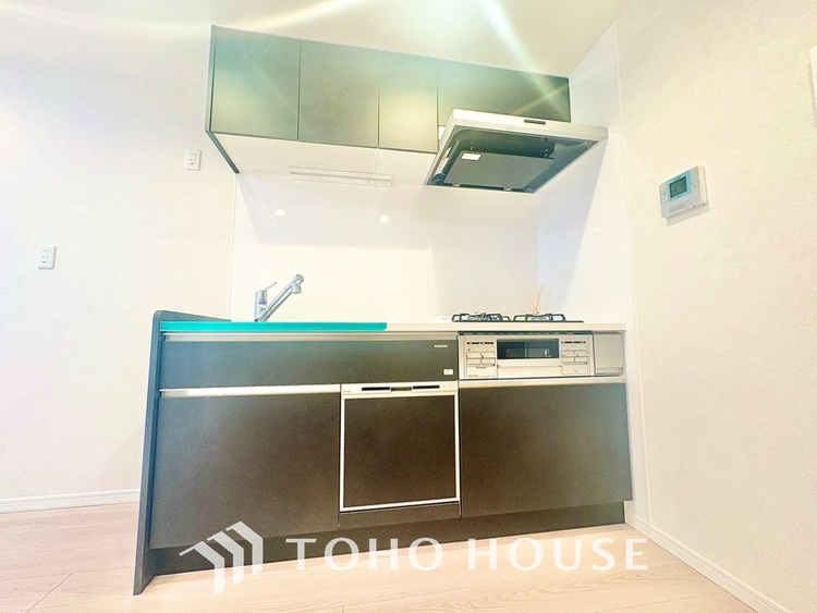 キッチン ◆キッチン◆美しく使いやすいキッチンは油汚れが簡単に拭き取れる素材で加工されており、浄水器シャワーから流す水の音を軽減する静かなシンクを採用。見えないところにさり気ない配慮が嬉しいですね