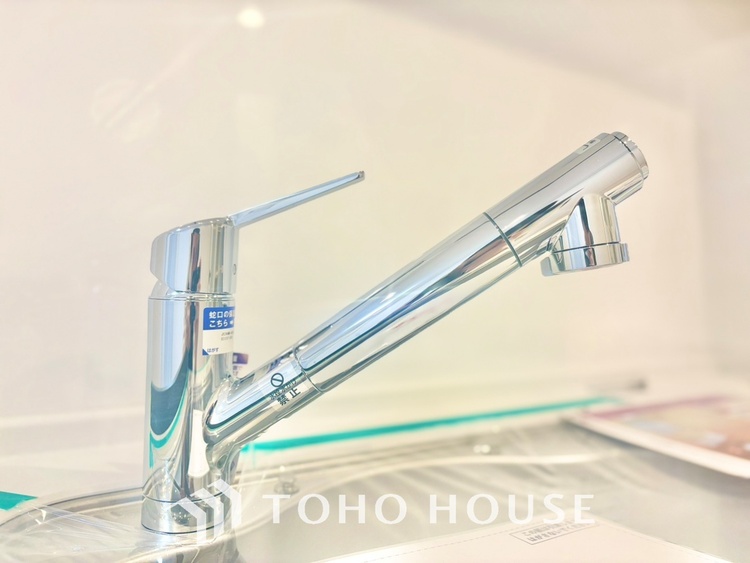 キッチン ◆今宵の食卓◆ダウンライトに反射するグラスを眺めながらワインを注ぐ。トクトクと心地いい音をさせながら、フランスの古城を思わせる薫りがたちこめ、とても幸せな時を過ごせる。