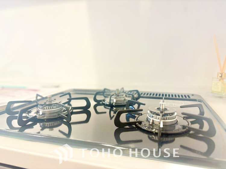 キッチン ◆キッチン◆美味しい料理を作りたくなるような気持にさせてくれる、腕を振るえる自慢のスペース。見上げると柔らかなダウンライトが包み込み、彩りを添えます。艶と光沢のある居心地の良いわが家のキッチン。