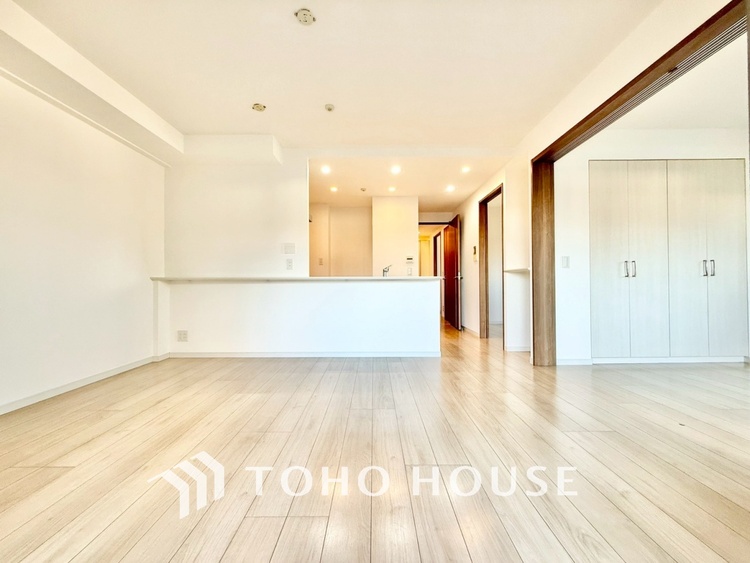 内装 ◆木漏れ日◆の様な採光が優しく足元を照らし、心地いい暮らしの道しるべを写し出す。この空間で過ごす家族との語らいの時間がとても素敵で幸せを感じるかもしれない。