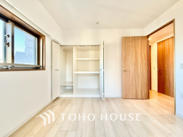 内装 ◆間接照明◆オレンジ色の光が僕達を大人な気分にさせる。静かで優しく語りかけるその光は、今日の終わりを告げてくれ、でも明日にはいい事が必ず来るよ。そんな囁きが聞こえてくる