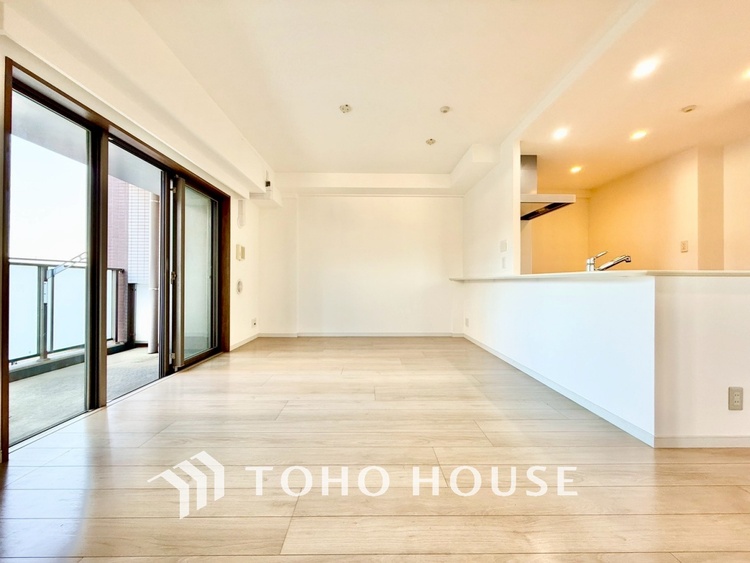 内装 ◆リビング◆たくさんの窓から注ぐ太陽の光。時間の経過とともに光と影のコントラストがこの空間のムードを変え、部屋に変化と温もりをもたらしてくれる。