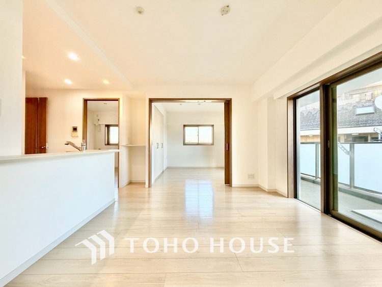 内装 ◆今宵の食卓◆ダウンライトに反射するグラスを眺めながらワインを注ぐ。トクトクと心地いい音をさせながら、フランスの古城を思わせる薫りがたちこめ、とても幸せな時を過ごせる。