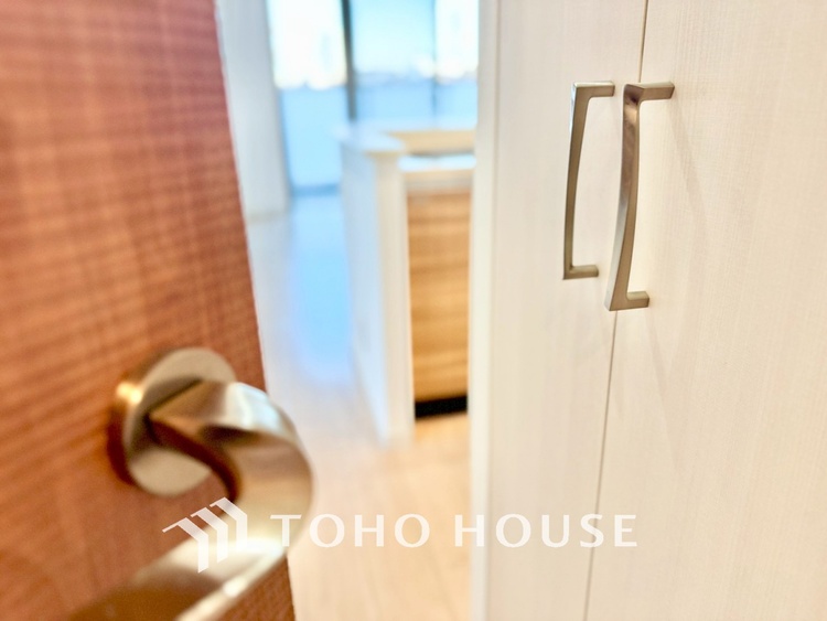 内装 ◆窓を開けると◆冷涼な風、そよぐリビング。だんらんの場所はここから始まり、ここで終わる。家族の笑顔が集う素敵な場所だから、こだわり抜いた思いが詰まっているのだと思う。