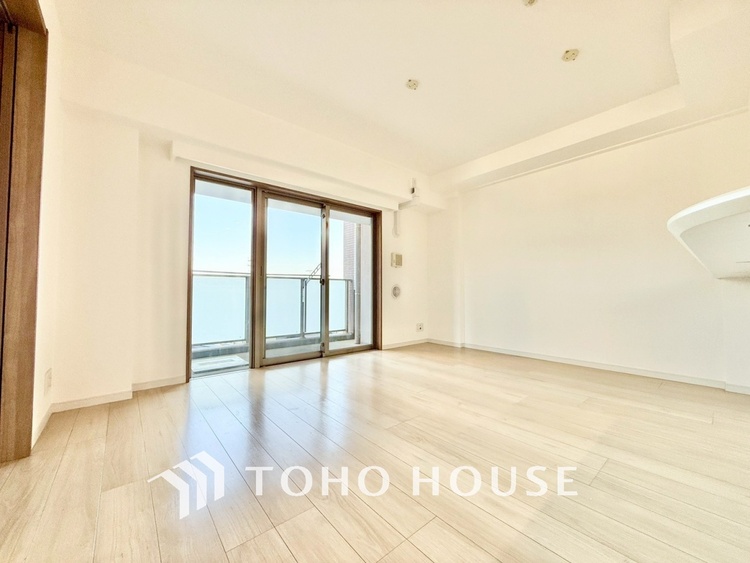 内装 ◆リビング◆そこには目を輝かせ笑顔で見つめてくれる君がいて、「おかえり」の言葉がこだまする。何気ない日々の挨拶は僕にとっては幸せで、同時に君の瞳にも恋している。