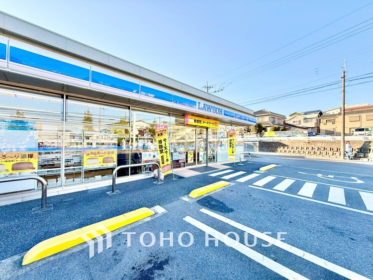 周辺 ローソン西所沢2丁目店町まで240m。徒歩4分。24時間営業で心強いコンビニエンスストア。店員さんも新設で丁寧でした。豊富な商品ラインナップで、日々の暮らしをサポートします。